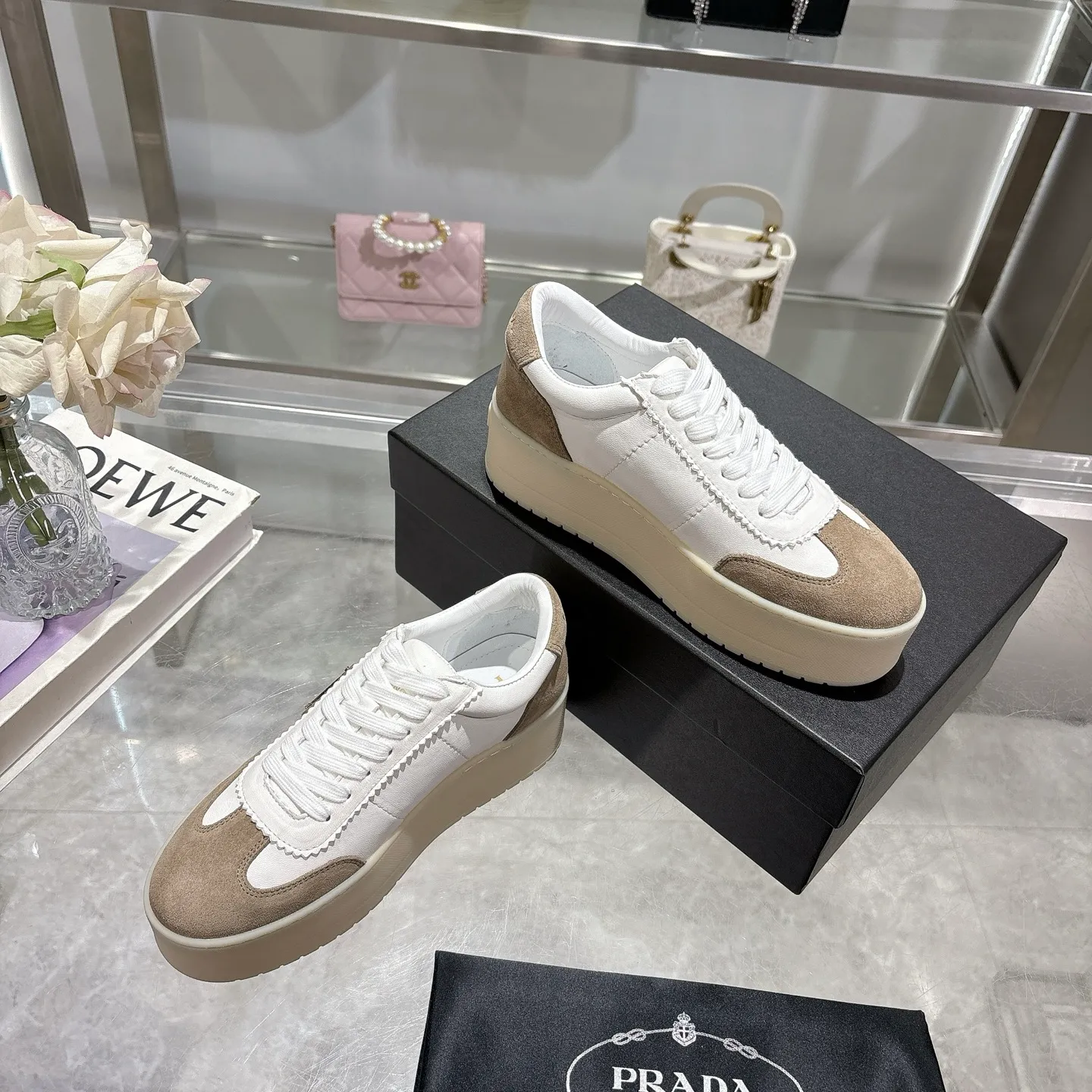 👟👟Ex-factory price 540👟👟 Prada 25 new thick-soled casual sneakers. This sneaker continues the timeless silhouette and is a new classic item. Crafted from leather to enhance style. The style is light, with a triangle buckle logo and a 5CM thick sole. It is suitable for all seasons and can be matched with all kinds of casual styles. In an era where various styles are full of attention, the most long-term companion and the one that captures people's hearts bit by bit is undoubtedly the white shoe. Fabric: Cowhide Lining: Sheepskin Outsole: Original TPU two-color outsole Sole thickness: 5CM Size female 35-40